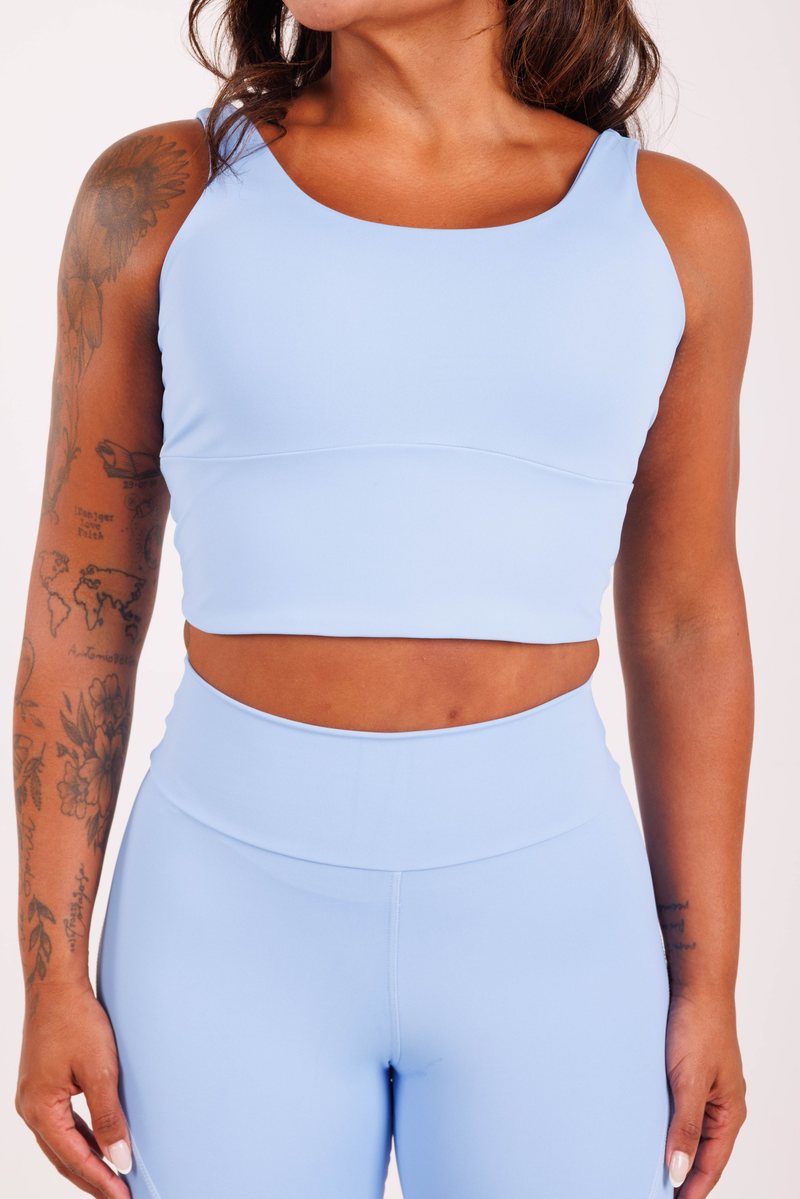 Aria Tank na cor Azul-céu, vista de frente. Moda fitness AERA, feita no Brasil.