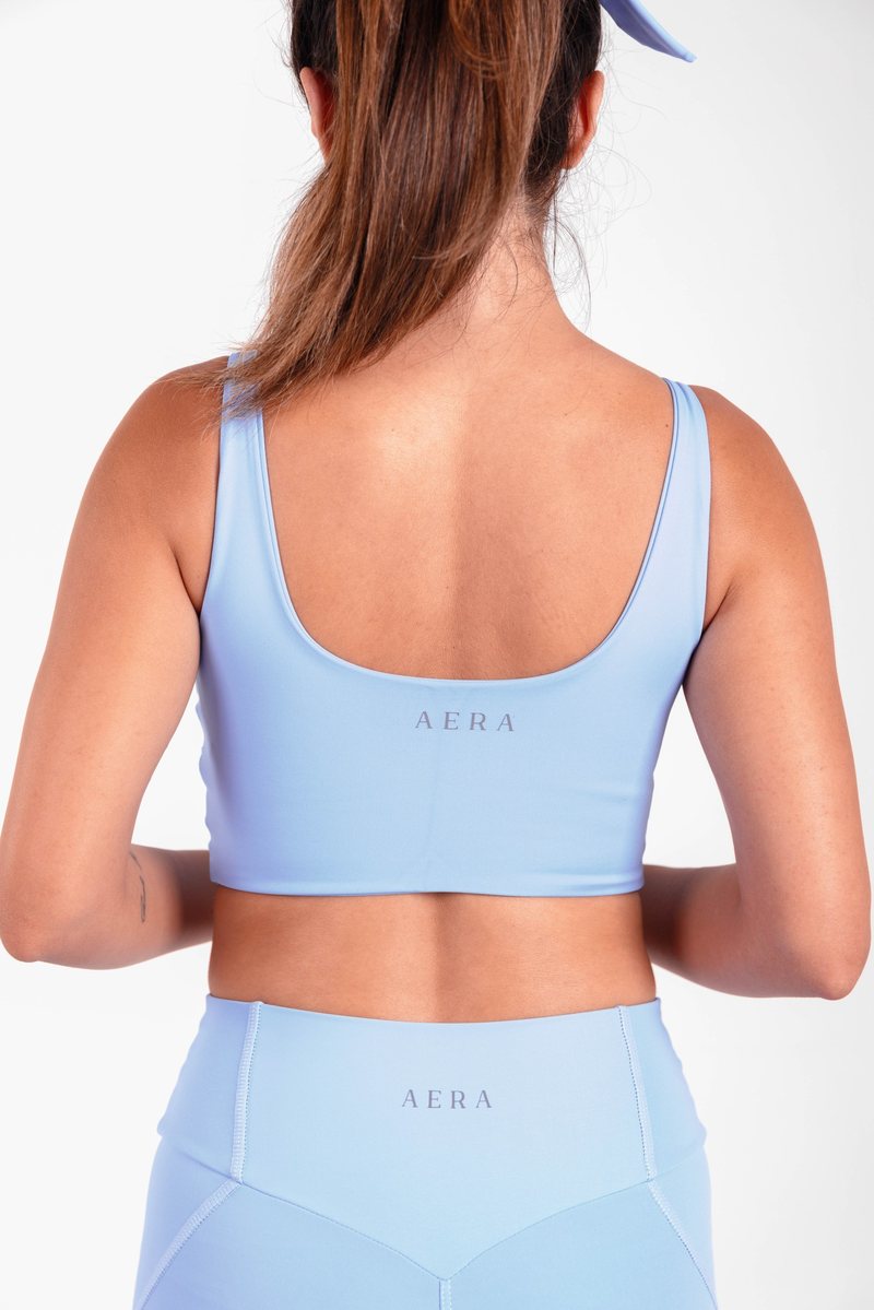 Aria Tank na cor Azul-céu, vista de costas. Moda fitness AERA, feita no Brasil.