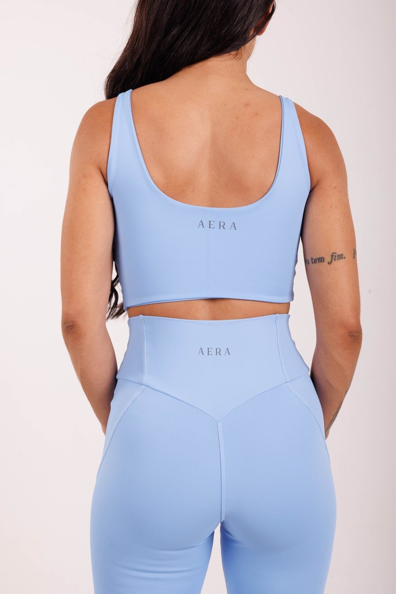 Aria Tank na cor Azul-céu, look completo. Moda fitness AERA, feita no Brasil.