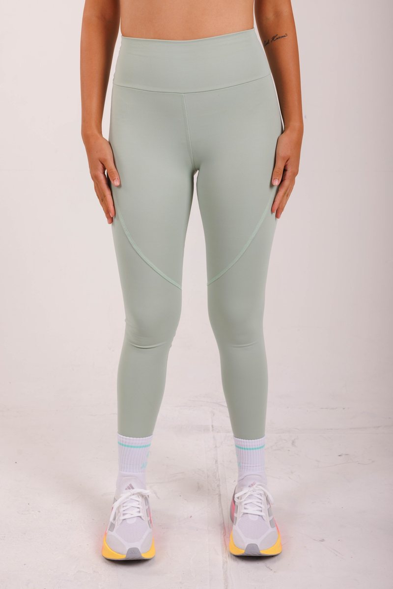 Atlas Legging na cor Verde-sálvia, vista de frente. Moda fitness AERA, feita no Brasil.