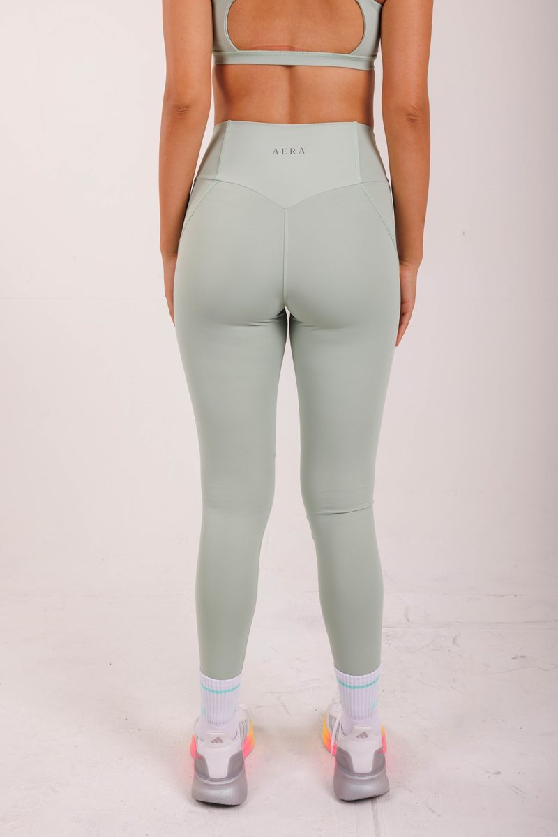 Atlas Legging na cor Verde-sálvia, vista de costas. Moda fitness AERA, feita no Brasil.