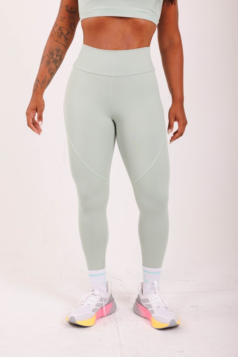 Atlas Legging na cor Verde-sálvia, detalhe. Moda fitness AERA, feita no Brasil.