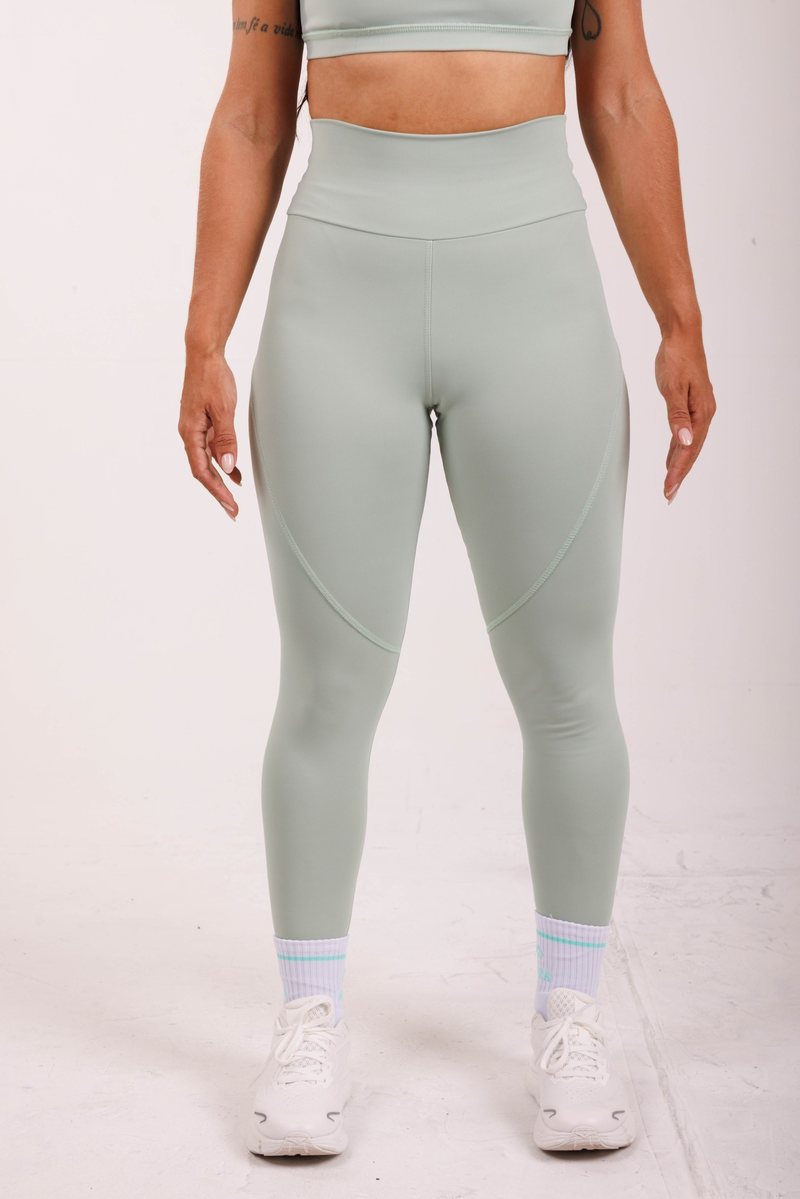 Atlas Legging na cor Verde-sálvia, em movimento. Moda fitness AERA, feita no Brasil.
