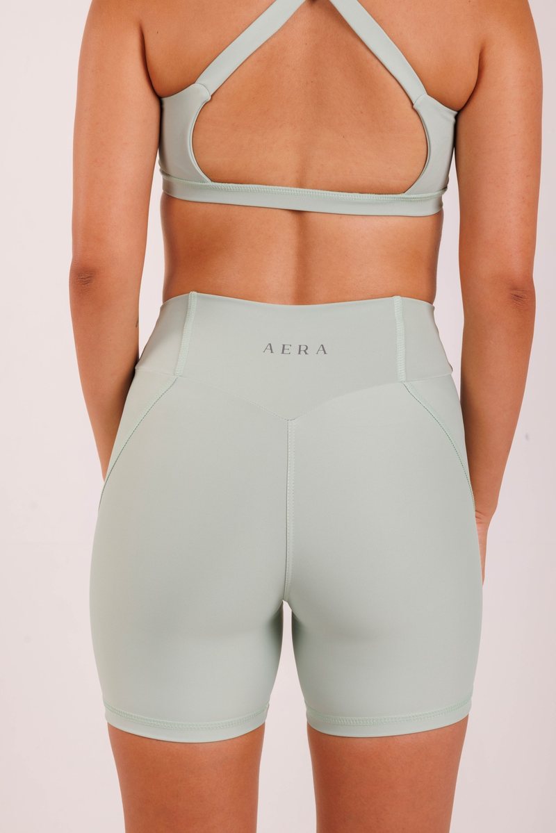 Crossover Bra na cor Verde sálvia, vista de costas. Moda fitness AERA, feita no Brasil.