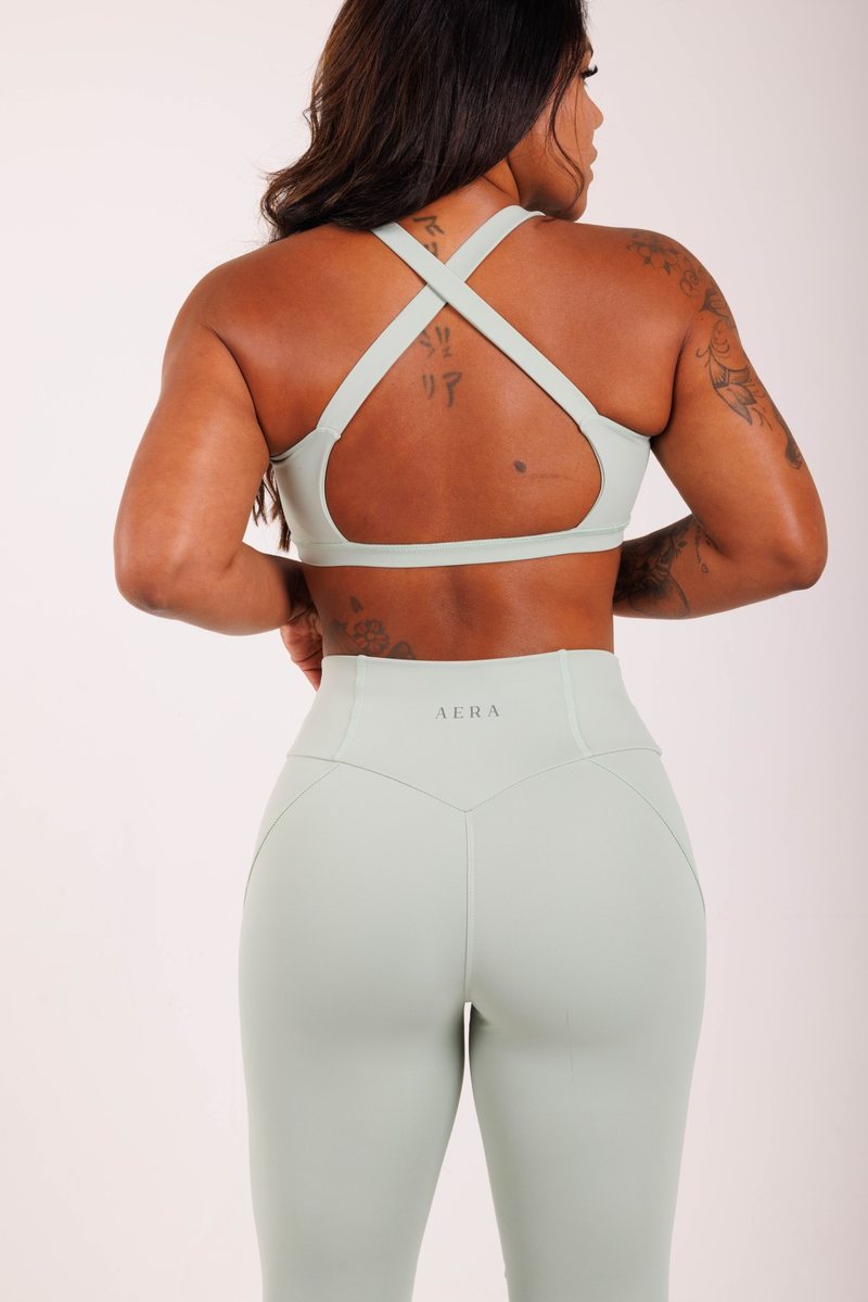 Crossover Bra na cor Verde sálvia, detalhe. Moda fitness AERA, feita no Brasil.