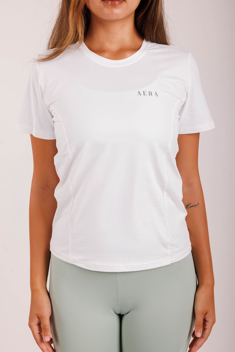 Everyday Tee na cor Branco, vista de frente. Moda fitness AERA, feita no Brasil.
