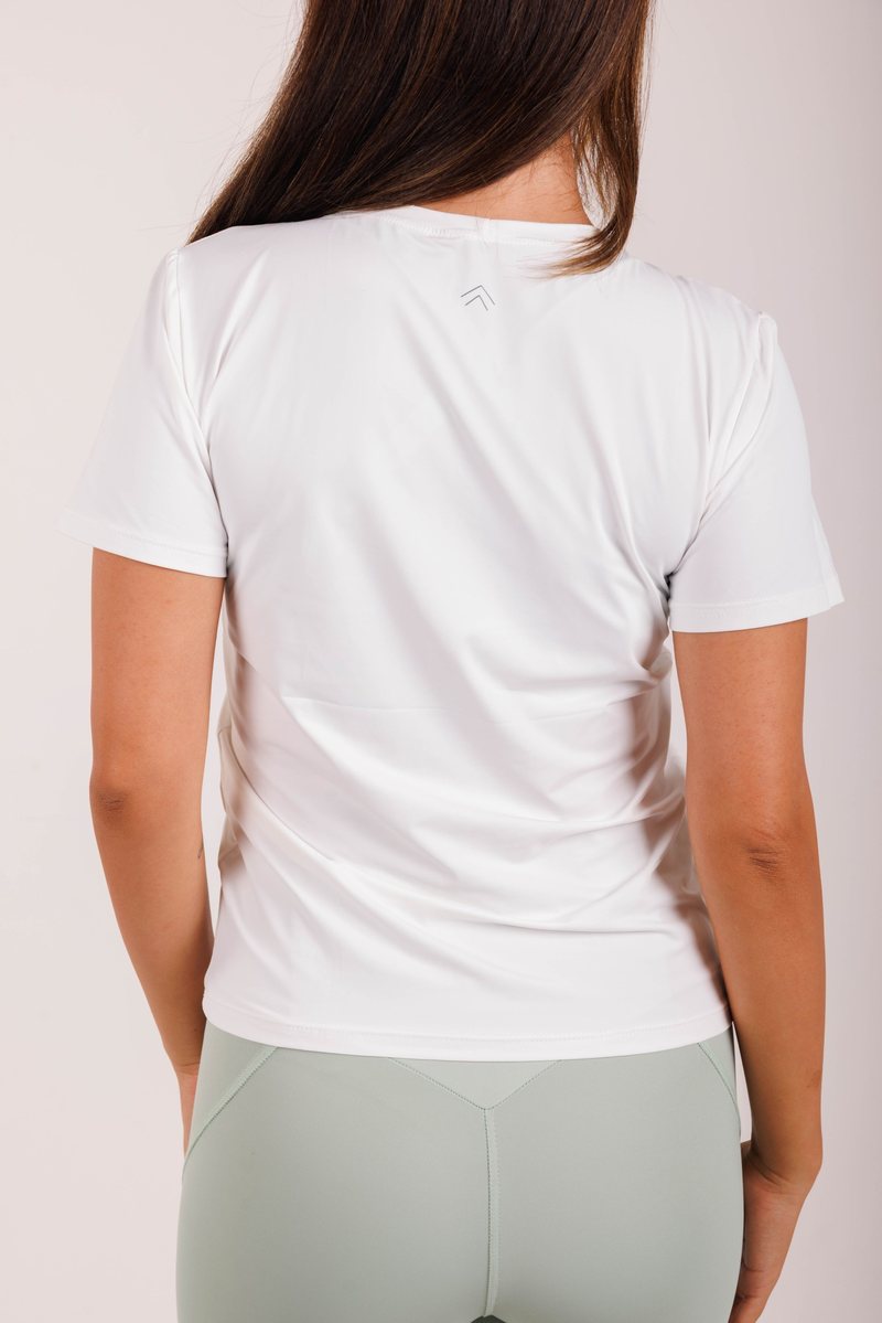 Everyday Tee na cor Branco, vista de costas. Moda fitness AERA, feita no Brasil.