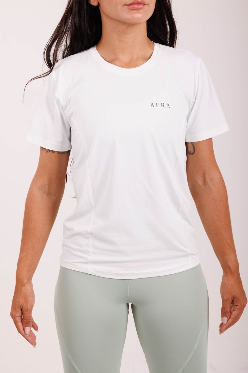 Everyday Tee na cor Branco, vista lateral. Moda fitness AERA, feita no Brasil.
