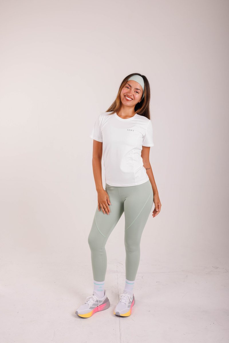Everyday Tee na cor Branco, detalhe. Moda fitness AERA, feita no Brasil.