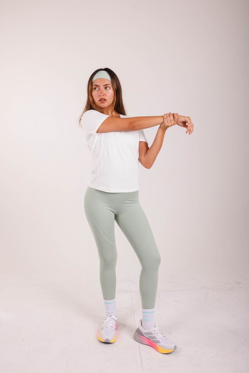 Everyday Tee na cor Branco, em movimento. Moda fitness AERA, feita no Brasil.