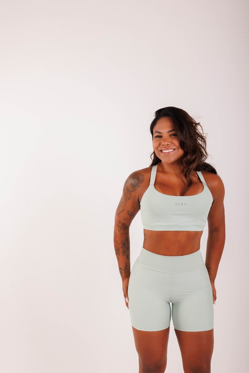 Meridian Biker Short na cor Verde sálvia, vista lateral. Moda fitness AERA, feita no Brasil.
