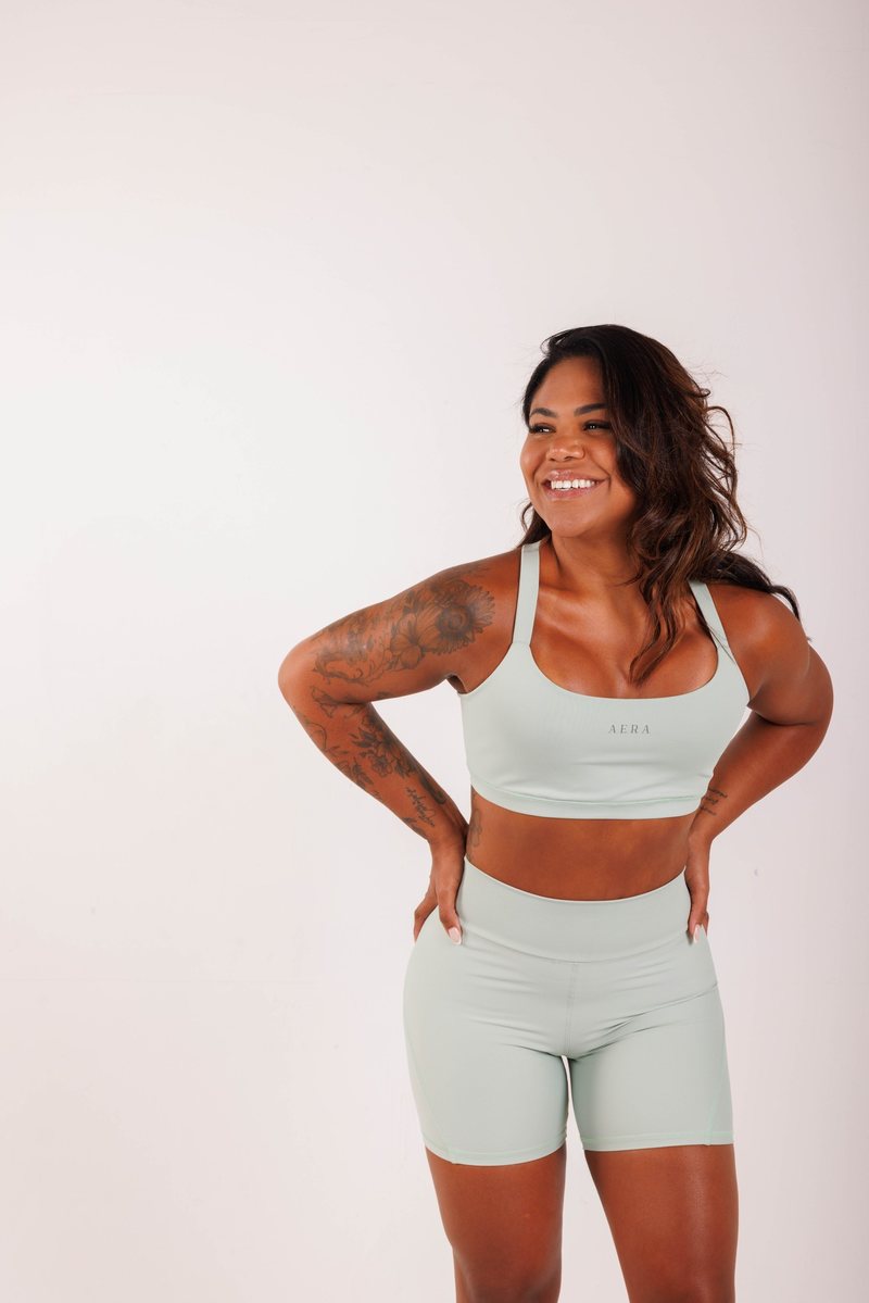Meridian Biker Short na cor Verde sálvia, detalhe. Moda fitness AERA, feita no Brasil.