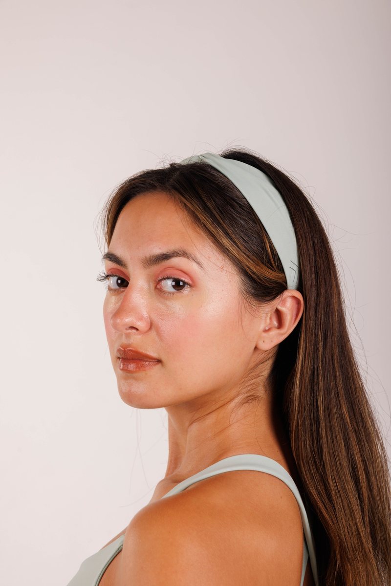 Ridge Headband na cor Verde sálvia, vista de frente. Moda fitness AERA, feita no Brasil.