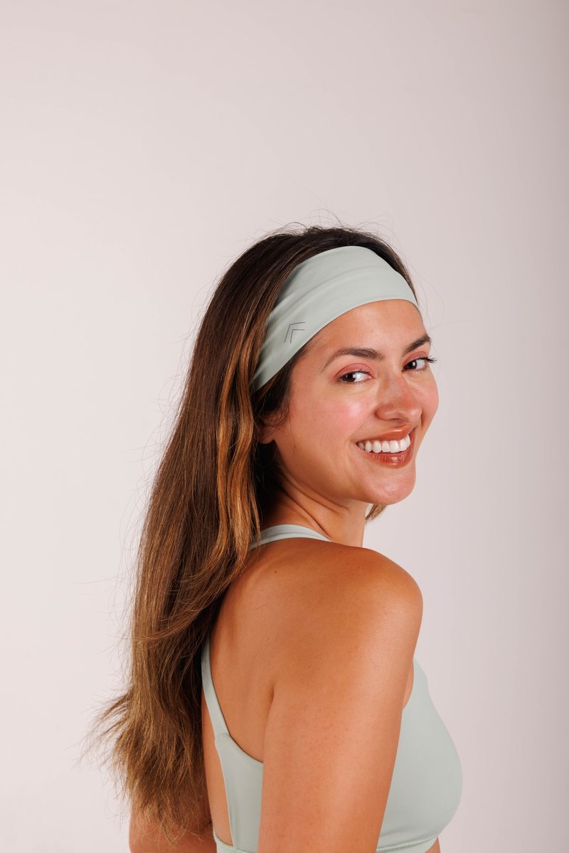 Ridge Headband na cor Verde sálvia, vista de costas. Moda fitness AERA, feita no Brasil.